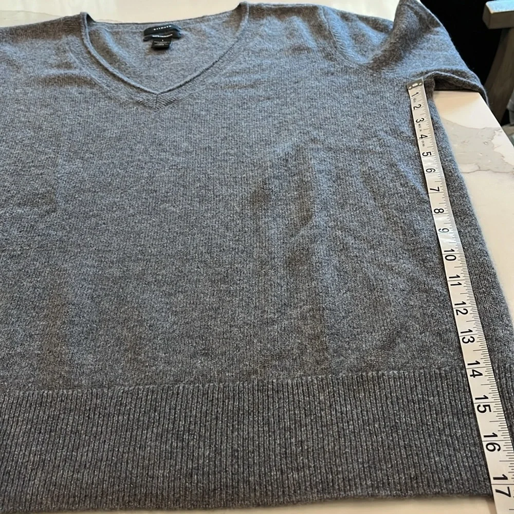 100% Cashmere Men’s V-neck by Halogen. Ribbed along V-neckline, waist & sleeve - Picture 5 of 11
